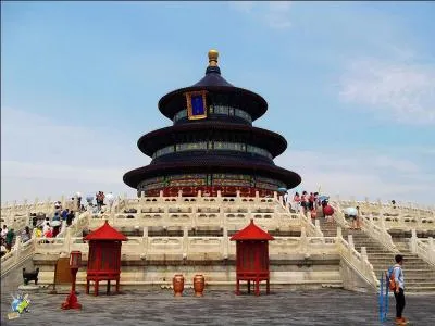 Asie. La Chine compte 1, 3 milliards d'habitants. Sa capitale en compte 19, 6 millions ce qui en fait la deuxime ville la plus peuple du pays. Elle a t la ville hte des Jeux olympiques en 2008.