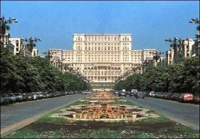 Europe. Pays dont la capitale est Bucarest. La Transylvanie est une de ces rgions, dlimite par les montagnes des Carpates, qui est connue  l'tranger par rapport au lgendaire vampire Dracula.