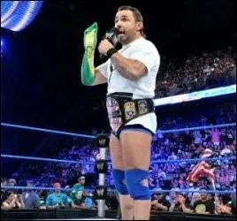 Quel est le finisher de Santino Marella ?