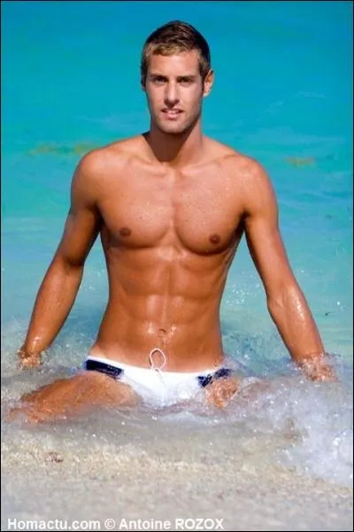 Quand soudain, un touriste amricain (Antoine Rozox) sort de l'eau !