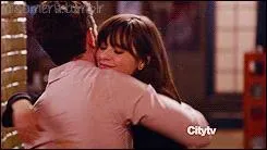 Quel est le premier des garçons à qui Jess fait un câlin, parmi ses colocataires ?