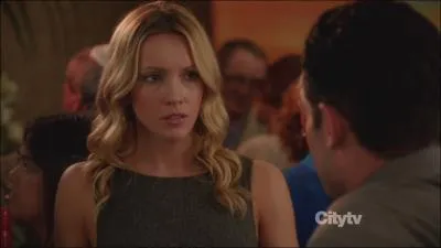 Dans l'épisode 3, Schmidt retrouve une ancienne amie qu'il drague, jouée par Katie Cassidy. Comment s'appelle-t-elle ?