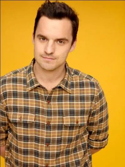 Lorsque Jess emménage, elle fait la connaissance de ses trois colocataires, dont Nick, joué par Jake M. Johnson. Quel est son nom de famille et dans quelle ville a-t-il grandi ?