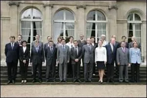 Ils ont calqué le nom de leur fonction sur "magister" et emprunté au latin "minus" ! Cela fait d'eux une curieuse formation : les membres d'un gouvernement en charge d'un portefeuille.