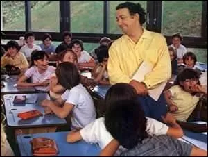 Quel est ce film dans lequel Gérard Barbier, à l'origine vendeur de jeans, devient enseignant ? Il prend en charge la classe de Mademoiselle Lajoie et cela est bien plus difficile qu'il n'y paraît.