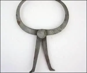 Cet objet s'appelle un maître-à-danser. Le compas d'épaisseur a une forme humaine. Ne dirait-on pas qu'il fait des pointes ? 
Mais comment orthographie-t-on le pluriel ?