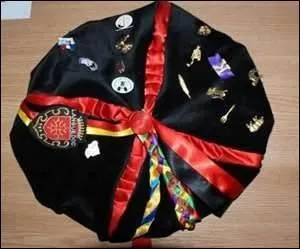 Le titre de Grand Maître est distinctif et porté aux échecs, pour les arts martiaux, dans les différentes confréries. 
Quelle personne coiffée de ce "béret" peut prétendre à ce titre ?