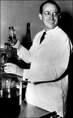 En 1953, un mdecin amricain dcouvre un vaccin contre la poliomylite. Un an plus tard, ce vaccin sera mis en vente par le laboratoire pharmaceutique allemand Behring. Quel est ce mdecin ?