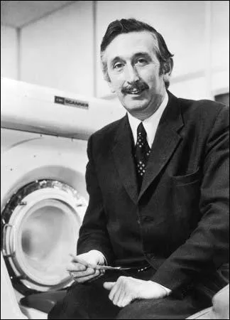 En 1979, Sir Godfrey Hounsfield reoit le Prix Nobel de mdecine, bien qu'il ne soit pas mdecin, pour une invention conue en 1972. Cette invention est toujours utilise de nos jours.