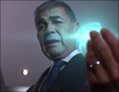 Lors de la saison 3, les parents Petrelli font croire  une certaine personne qu'il est leur fils. A qui font-ils croire cel ?