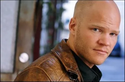 Qui est Flint pour Claire ?