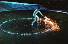 Une spectaculaire faon d'amorcer la flamme olympique, grce  une athlte mondialement connue. Cela s'est pass aux JO de ?