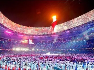 Une prsentation extraordinaire pour abriter la flamme olympique durant les Jeux, dans un stade nomm Le nid d'oiseaux. On se trouve  ?