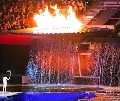 La flamme est ici dans une superbe vasque d'o s'chappe une cascade d'eau. Ce sont les JO de ?