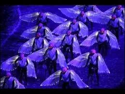 Des vlos - colombes phosphorescents envahissent le stade, et l'un d'entre eux s'envole, cela se passe  ?