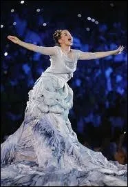 Vous souvenez-vous de Bjrk chantant Oceane, dans une extraordinaire robe dont la trane de 900 m finit par recouvrir tout le stade et tous les athltes ? C'tait  ?