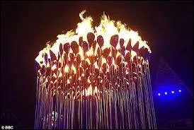 Cette flamme extraordinaire compose de calices de cuivre pour autant de pays prsents, est celle qui claire les JO de ?