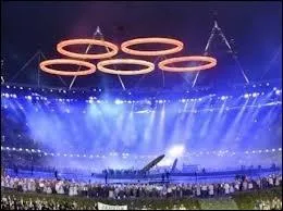 Les anneaux olympiques, dont l'un est  forg  sur place lors du spectacle, s'lvent dans les airs... On est  ?