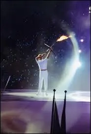 Incroyable ! La vasque olympique est enflamme par la flche d'un archer paralympique tire depuis le stade ! On est  ?