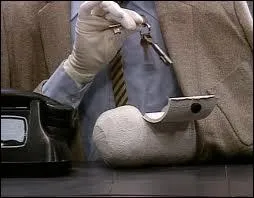 Que sort-il de son bras pltr au dbut de chaque mission ?