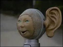 Quand il part en reportage le prsentateur ne se spare jamais de son micro  oreille surnomm...