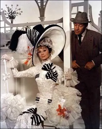 Un gentleman, professeur de linguistique et clibataire endurci, accepte le pari de faire d'une vulgaire marchande de fleurs une lady distingue.