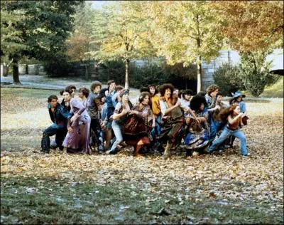 Quelques jours avant son incorporation dans l'arme, le jeune Bukowski fait la connaissance d'une sympathique bande de hippies  Central Park avec laquelle il va se lier.