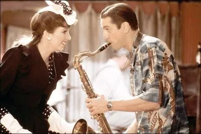 Lors d'un bal donn pour la victoire des Amricains sur les Japonais, un jeune soldat saxophoniste rencontre une chanteuse qui finit par lui trouver un emploi dans un club.