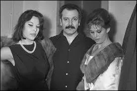 Les passantes ... . .