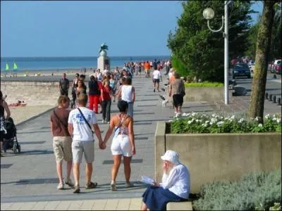 Comment s'appelle la rue de Boulogne-sur-Mer, qui longe le bord de mer sur plus de 2 kms ?