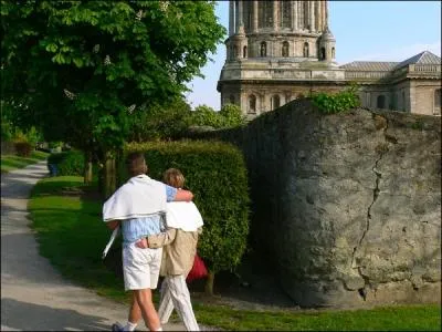De quand datent les remparts qui entourent le Vieux Boulogne ?