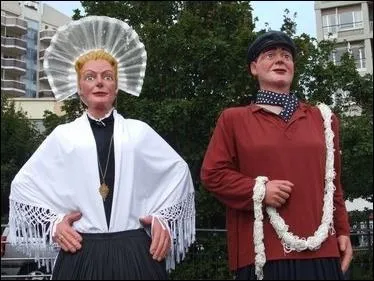 Comment se nomment les deux gants de Boulogne-sur-Mer, utiliss lors de certains dfils et parades ?