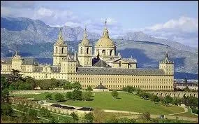 En Espagne, le magnifique palais de l'Escurial aurait été construit en la mémoire de Saint-Laurent, martyr à Rome. Le plan du palais rappelle l'instrument de sa torture...