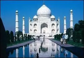 Le dernier monument n'est pas un palais mais un tombeau d'une grande pureté construit par Shah Jahan : le Taj Mahal. 28 types de pierres fines y sont incrustées dans...
