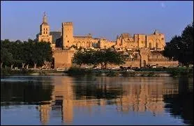 De 1309 à 1378, les papes ont décidé de quitter Rome, de faire construire un palais pour s'installer à...