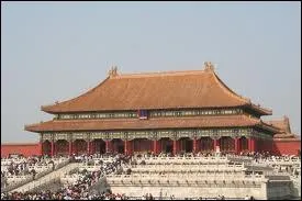 Comment surnomme-t-on le palais impérial de Pékin ?
