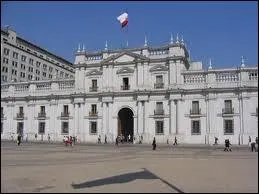 Le palais de La Moneda a été partiellement détruit en 1973 lors du coup d'État d'Augusto Pinochet. Salvador Allende se suicida dans le palais présidentiel à...