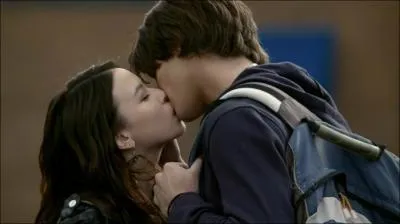 Avec qui a-t-il eu une relation amoureuse dans la saison 2 ?