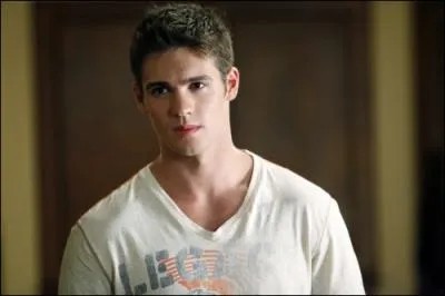 Quel sport fait Jeremy  Denver quand Damon et Elena viennent le chercher ?