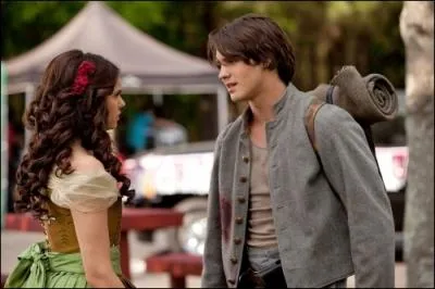 Que dcouvre-t-il en lisant le journal intime d'Elena ?