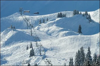 Comment sont nommés les trois massifs entourant Megève ?
