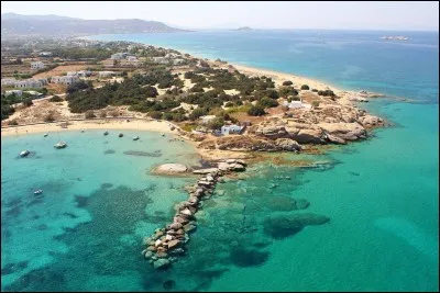 Je suis une île grecque de la mer Égée et la plus grande des Cyclades. Qui suis-je ?