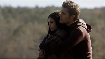 O se trouvent Stefan et Elena sur la photo ?