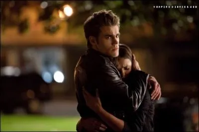 Qu'offre Stefan  Elena pour cette occasion ?