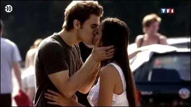 Dans la saison 2, que dit Elena  Stefan lorsqu'elle s'apprte  lui faire boire son sang ?