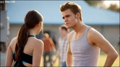 Dans l'pisode 3 de la saison 3, que fait Stefan quand il voit Elena cache dans le placard de son ancien appartement ?