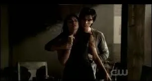 Sur cette photo, qu'apprend Damon  Elena ?