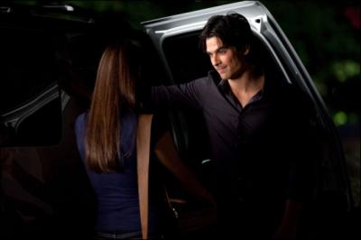 Dans la saison 2, pour quelle raison Elena ne souhaite-t-elle plus être amie avec Damon ?