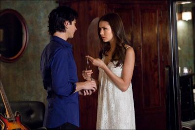 Qu'offre Damon à Elena pour son anniversaire ?