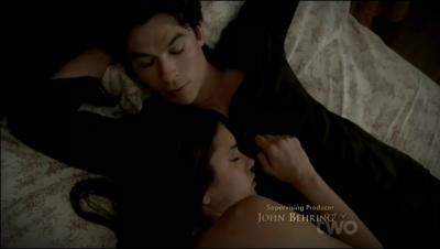 D'après Damon, que souhaite Elena dans une relation amoureuse ?